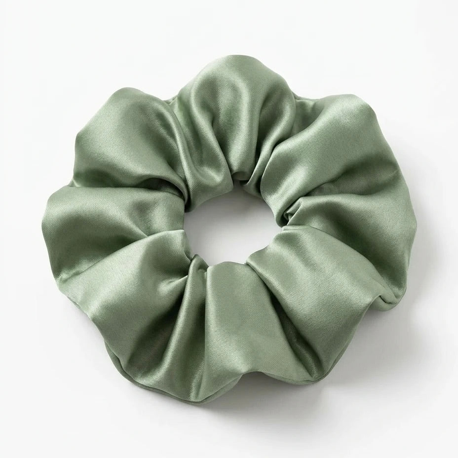 Minaz Scrunchie Priya aus Satin in XXL in gruen