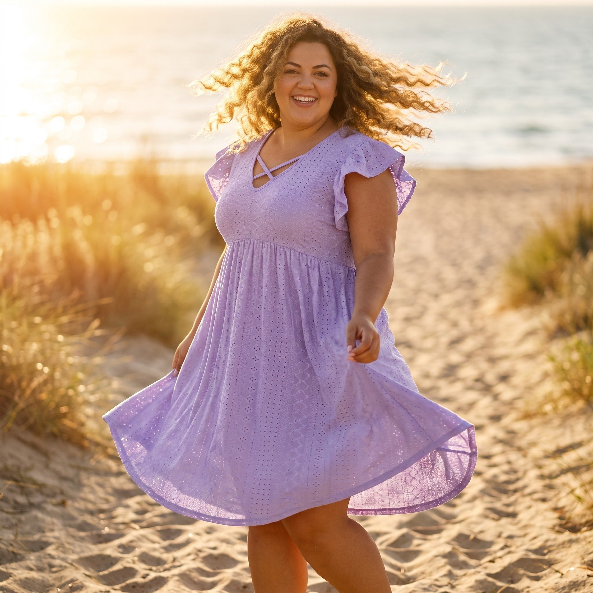 Sommerkleid "Amara" — Mood-Shot am Strand in Flieder, Plus-Size 5XL, luftig im Wind