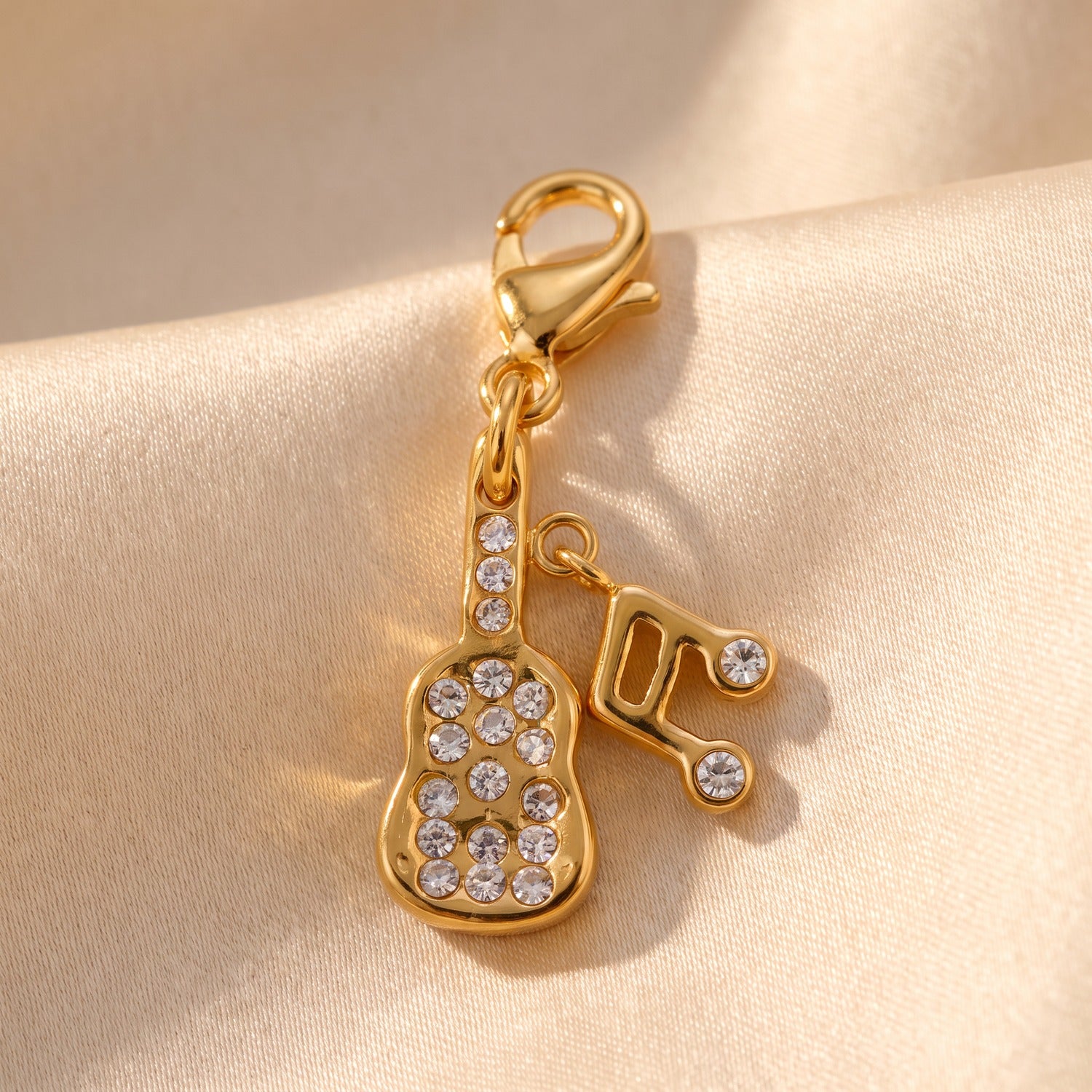 Minaz Charm Guitare Makro-Detail Zirkonia