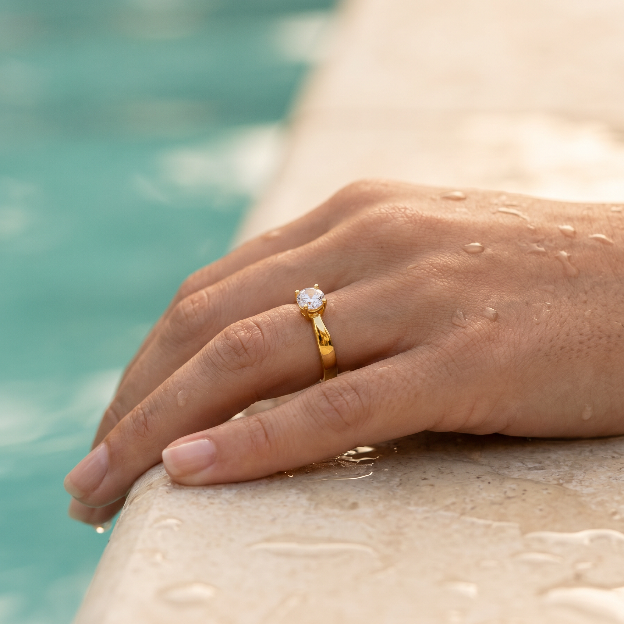 Vergoldeter Zirkon-Ring Nalani wasserfest Mood-Shot | Minaz