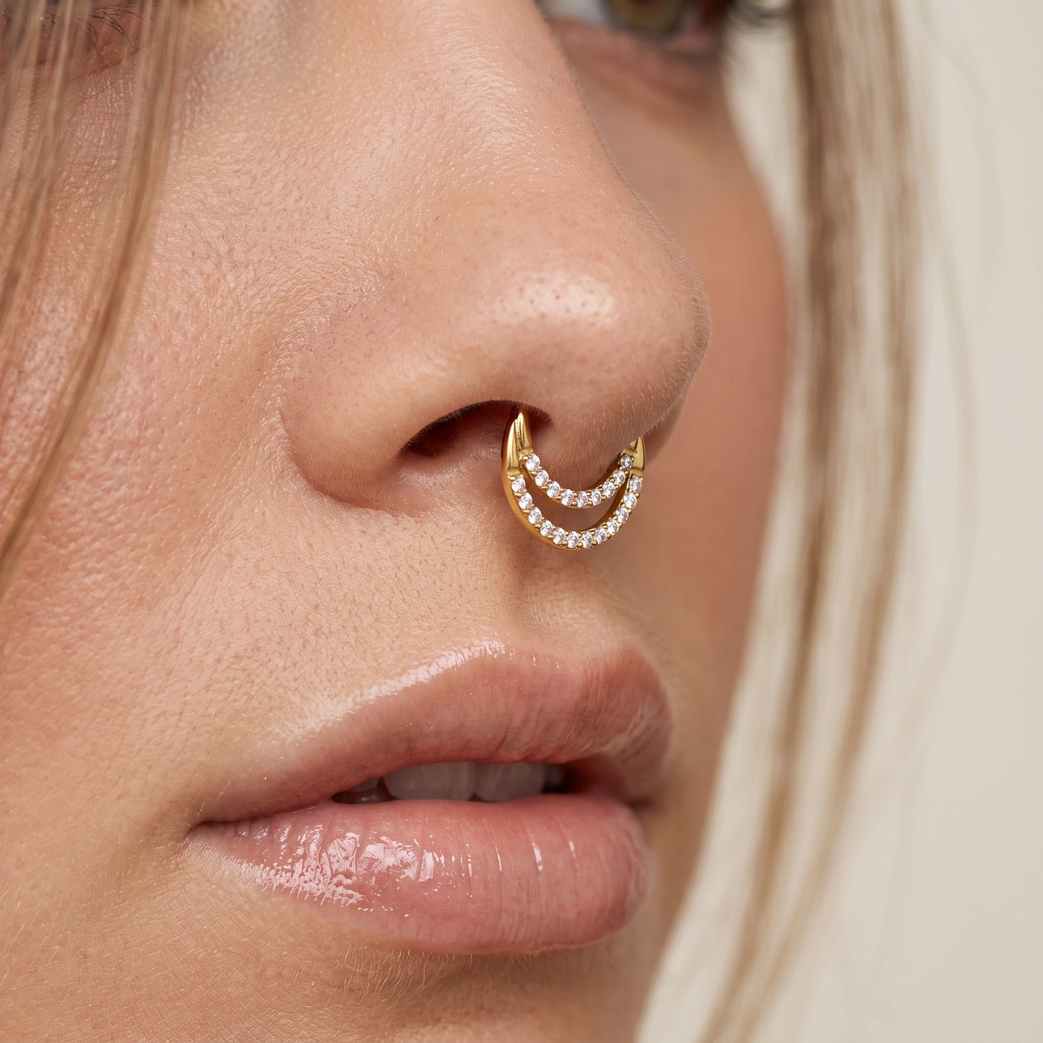 Riva Septum Piercing gold getragen, Doppelring mit Zirkonia, wasserfest