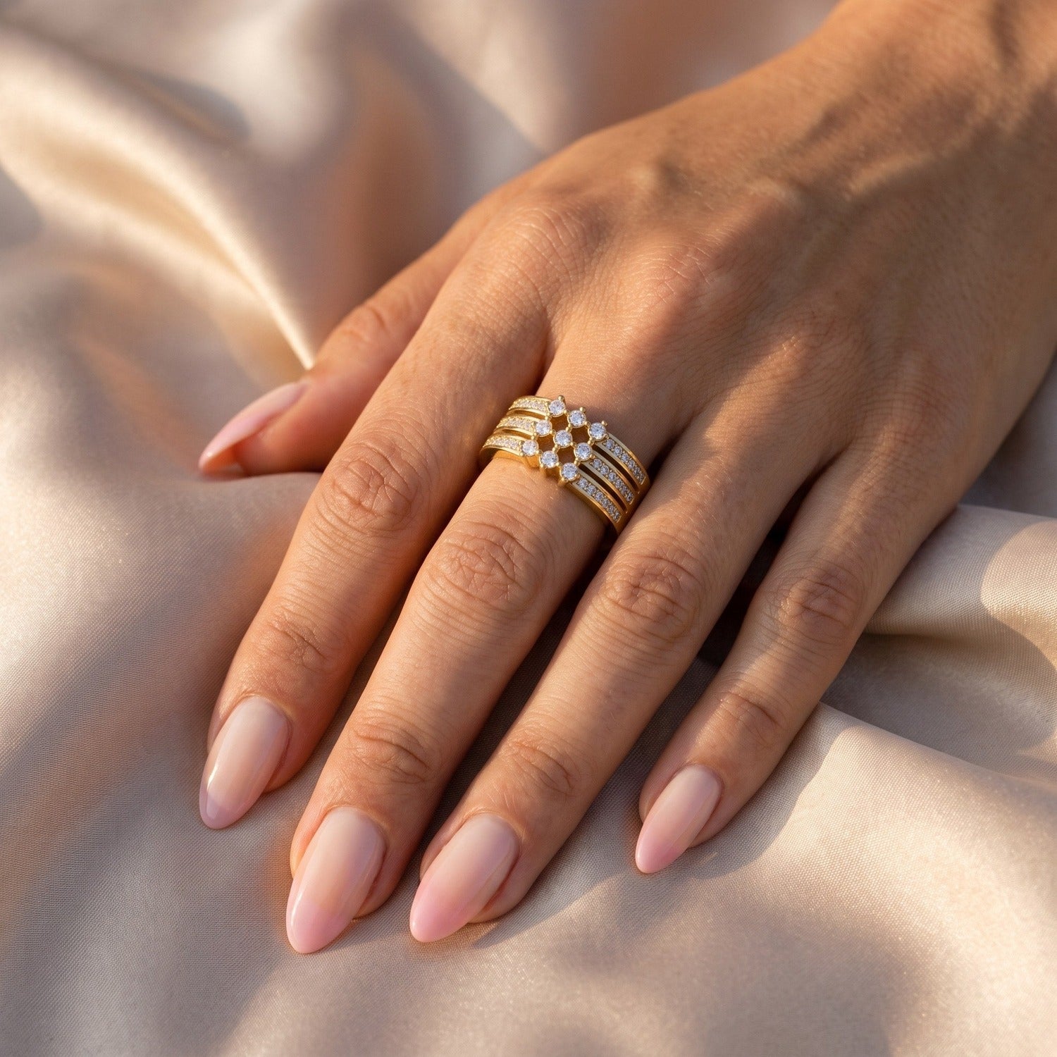 Amina Ring in Gold am Ringfinger mit Pastell-Ombré-Nägeln