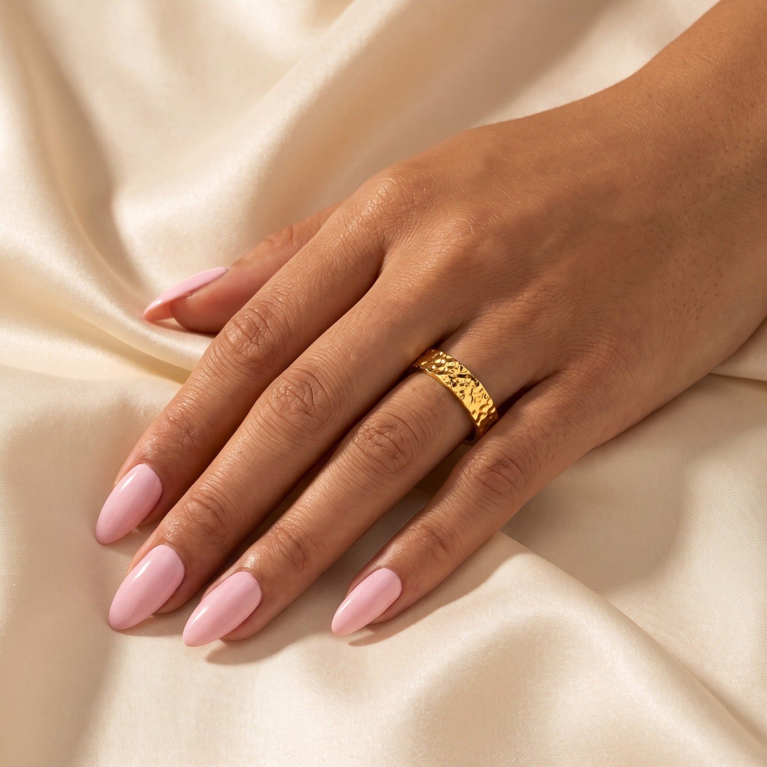 Runa Ring am Finger getragen