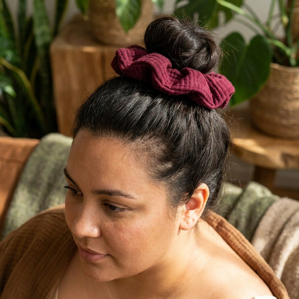 Handmade Musselin Scrunchie Asha getragen im Haar