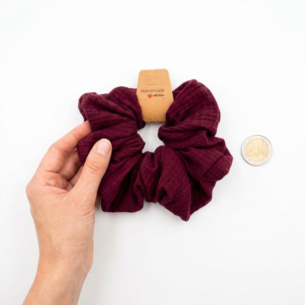 Minaz Scrunchie Asha aus Musselin. Größenvergleich