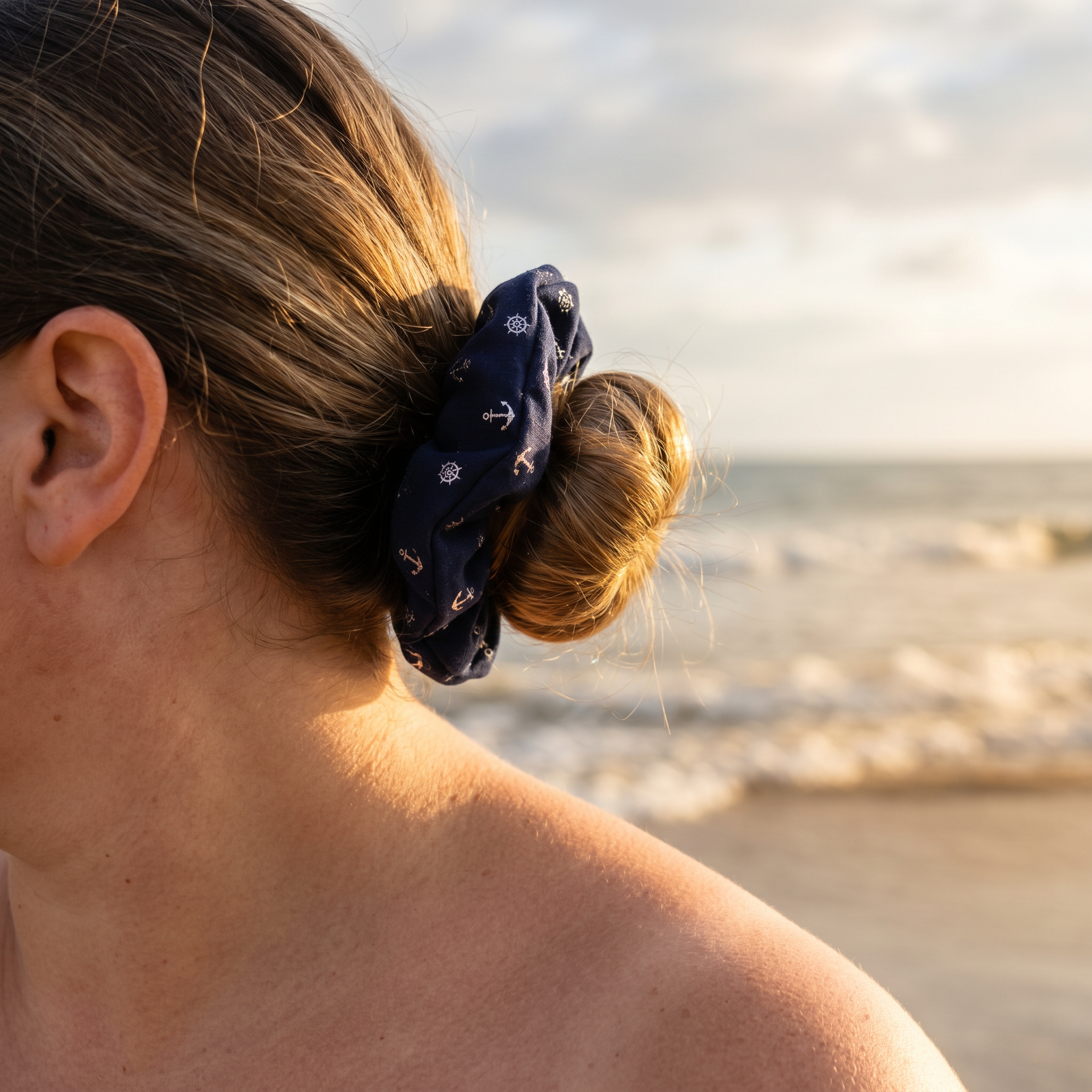 Minaz Scrunchie Calypso aus Stoff mit Anker-Print. getragen