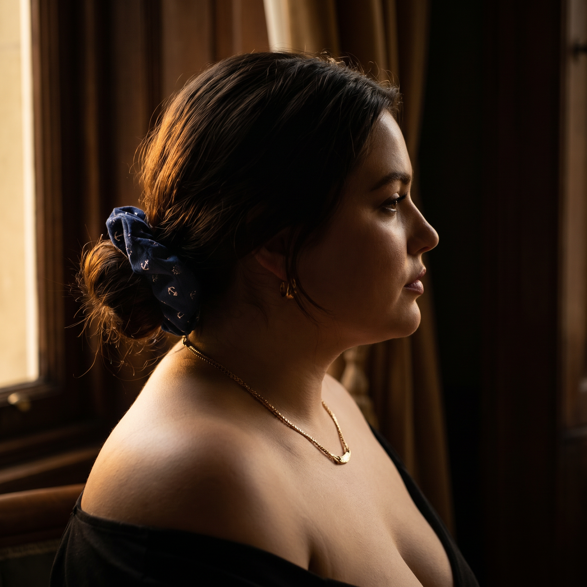 Minaz Scrunchie Calypso aus Stoff mit Anker-Print. Editorial Mood