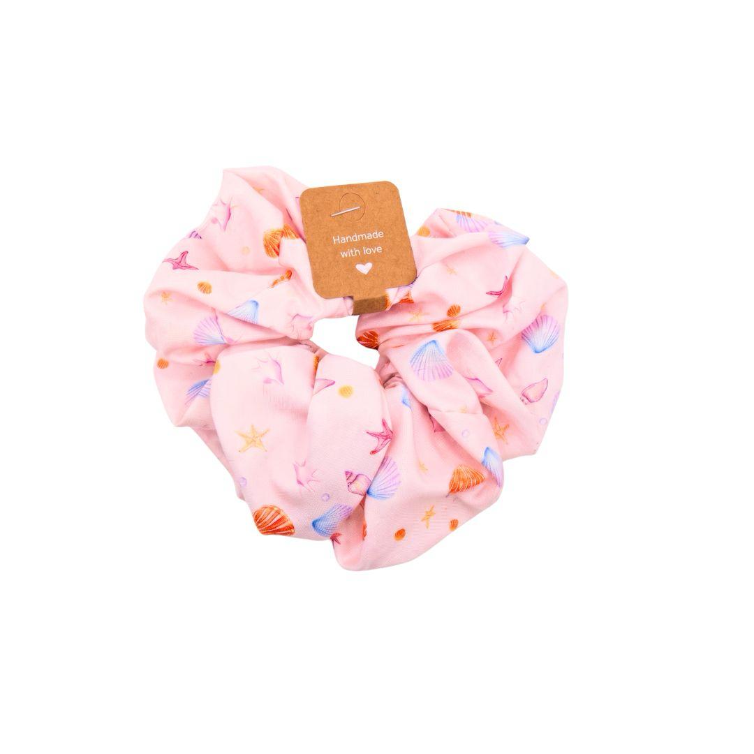 Minaz Scrunchie Marisol aus Sommerstoff mit Muschel-Print. Hauptbild mit Handmade-Tag