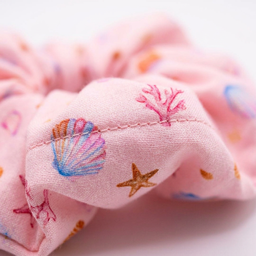 Minaz Scrunchie Marisol aus Sommerstoff. Detail-Makro