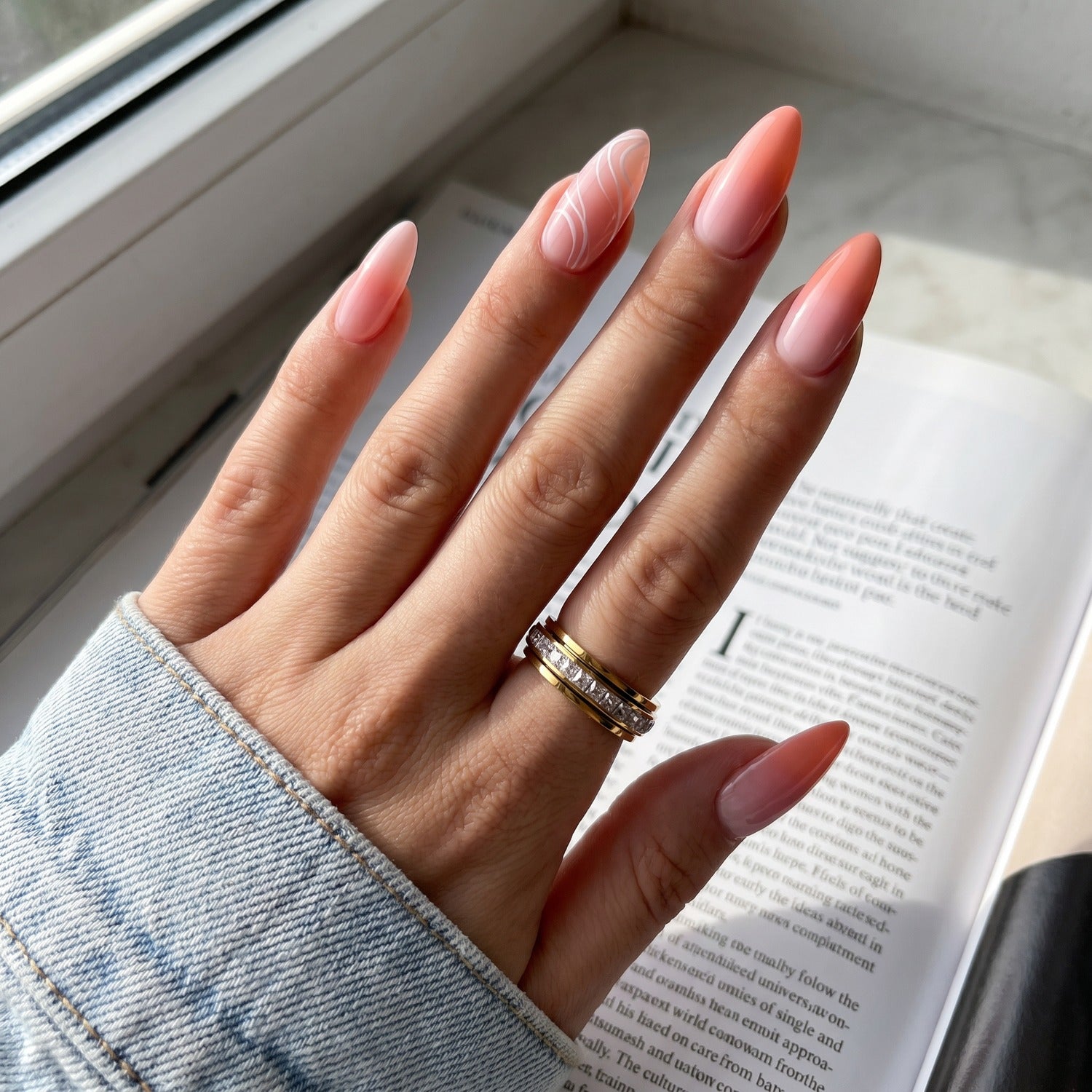 Stress-Ring am Zeigefinger getragen | Minaz
