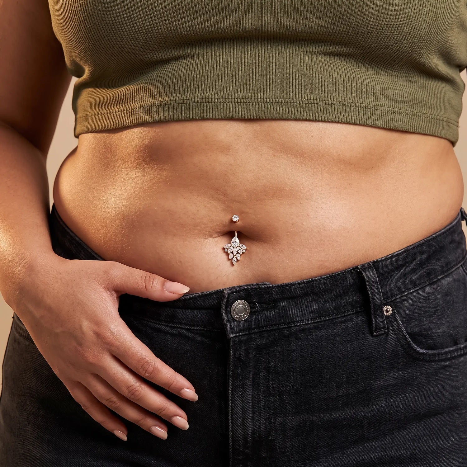 Minaz Bauchnabelpiercing Sienna Titan Gold getragen im Nabel, floraler Zirkonia, curvy Model