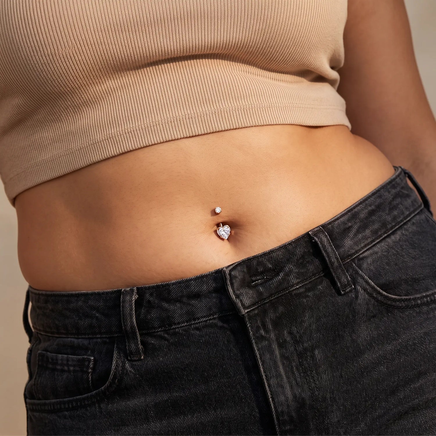 Minaz Bauchnabelpiercing Arina Titan Gold getragen im Nabel, Herz-Zirkonia, curvy Model