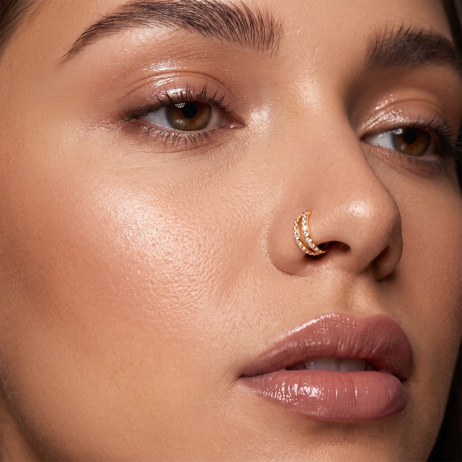 Minaz Piercing Felisha Nasenring getragen Nostril Gold