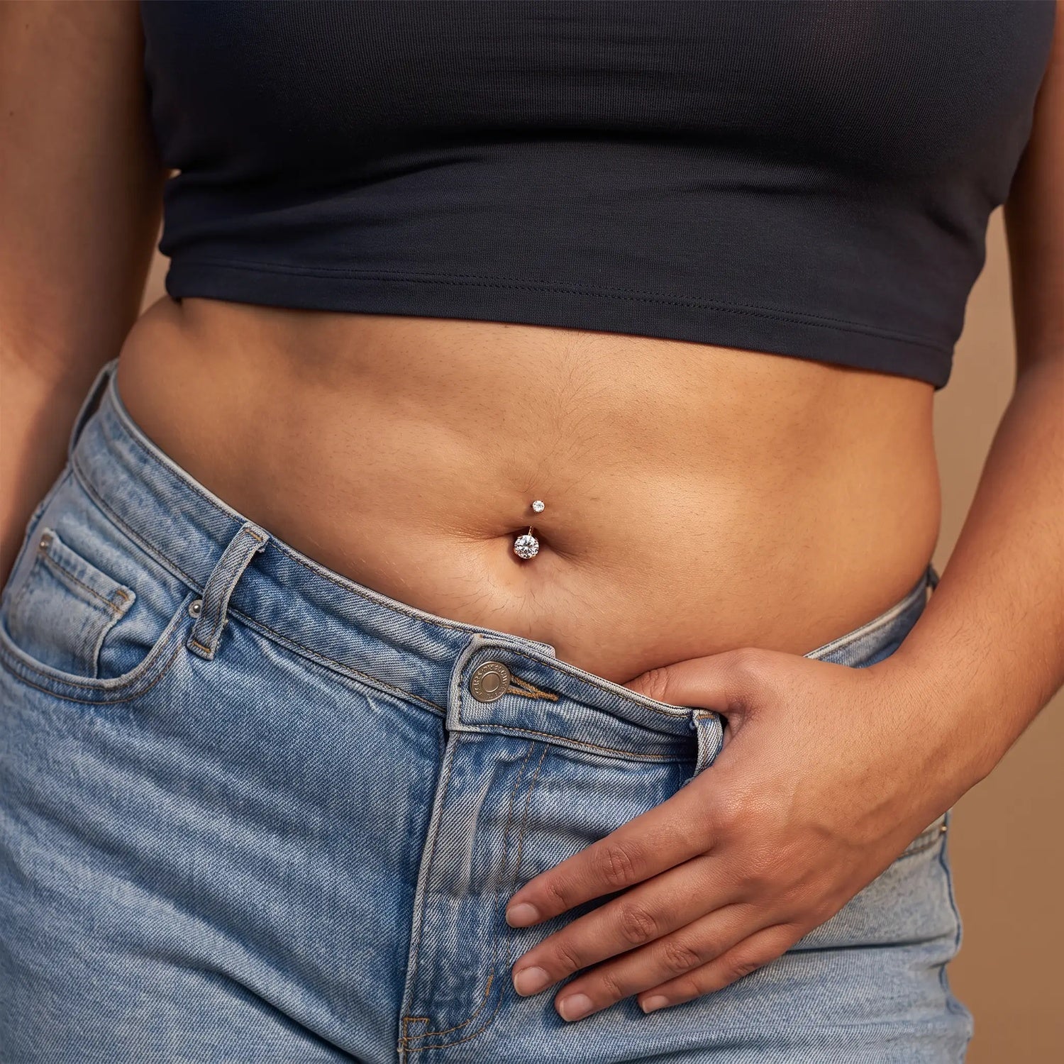 Minaz Bauchnabelpiercing Malou Titan Gold getragen im Nabel, Zirkonia, curvy Model