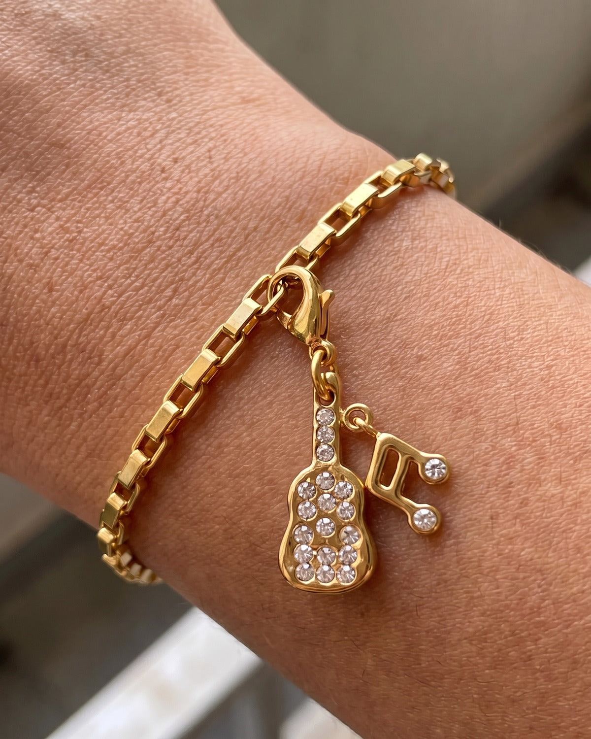Minaz Charm Guitare am Anisa Armband getragen