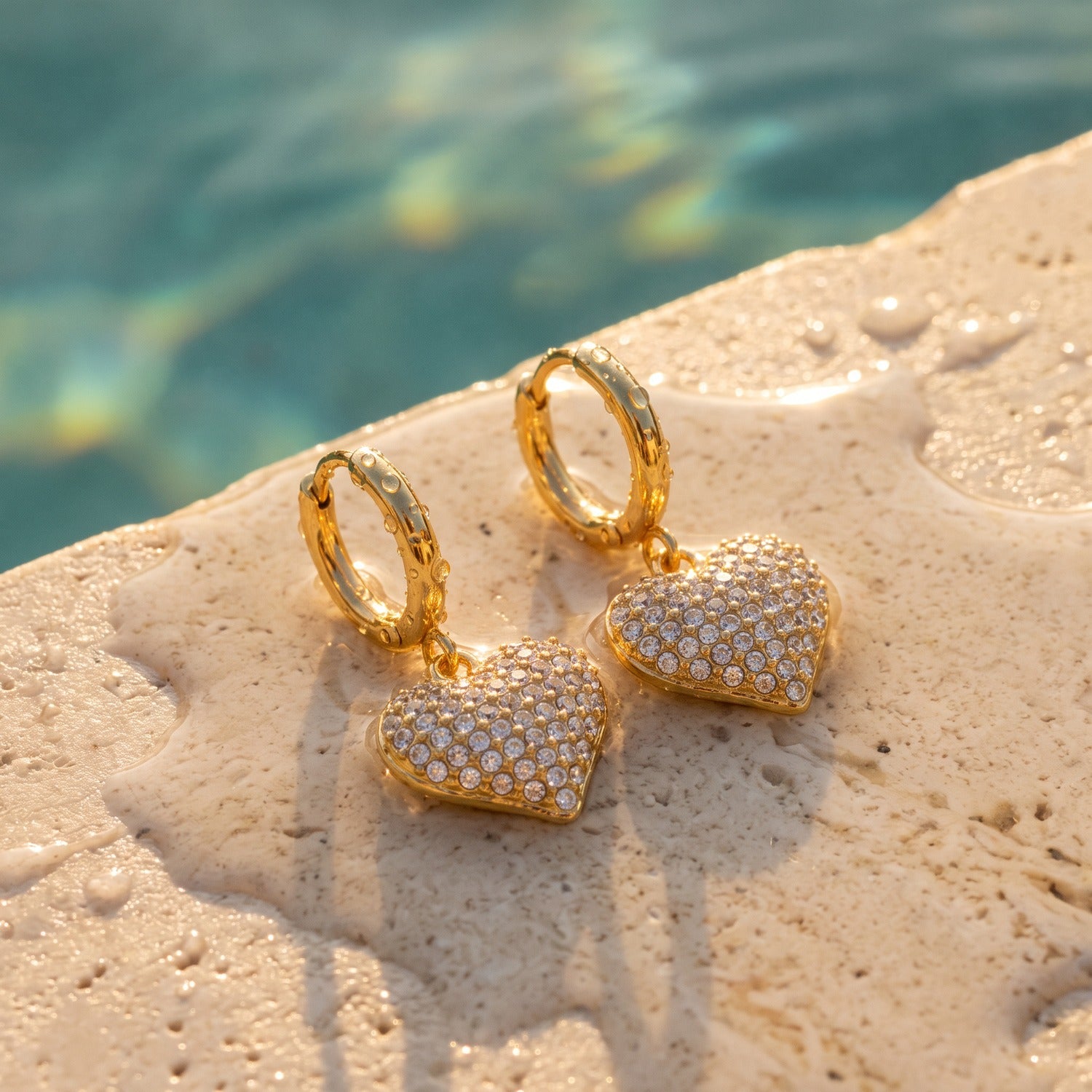 Minaz Ohrringe Amaia am Pool mit Wassertropfen, wasserfeste Herz-Creolen in Gold