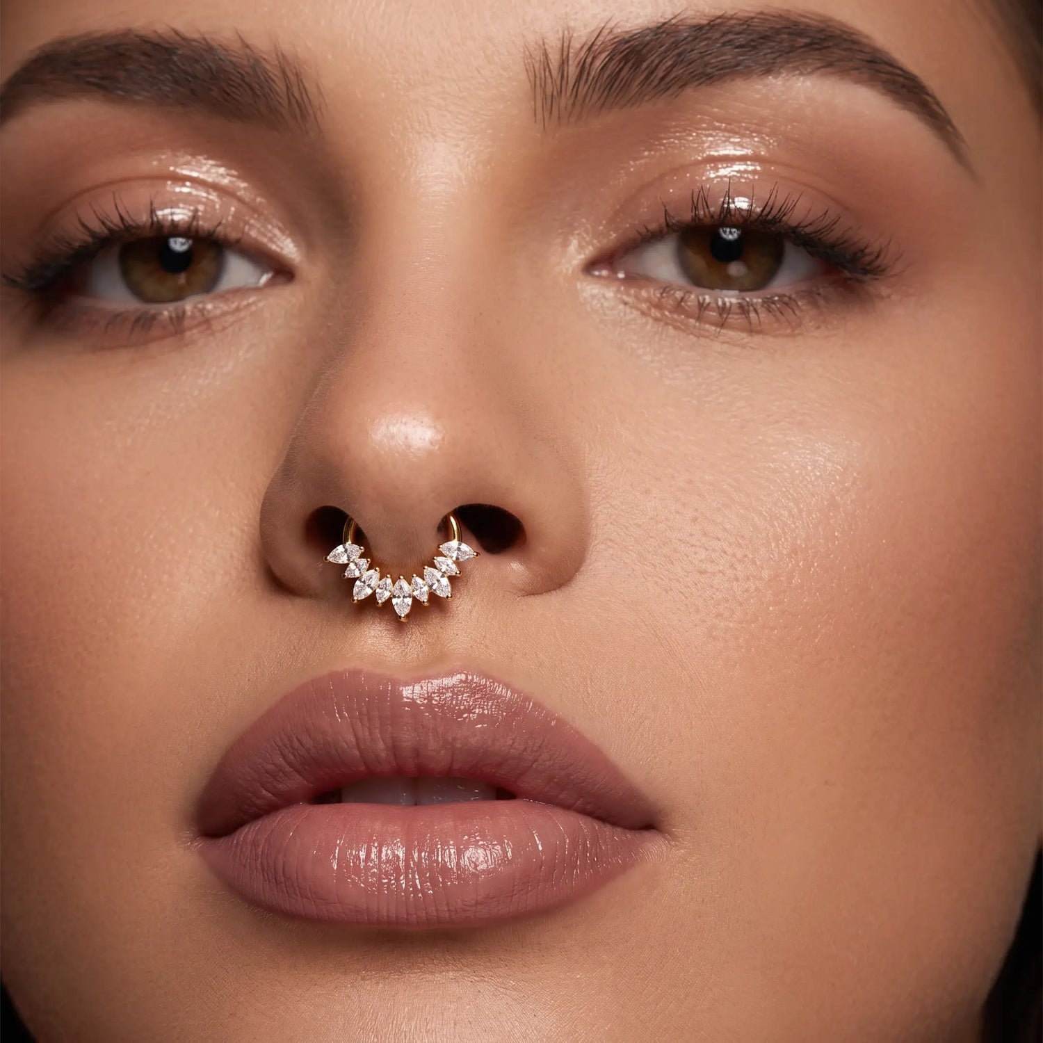 Minaz Piercing Amaya Septum Titan Gold getragen an der Nase, Zirkonia Krönchen, Beauty Worn-On