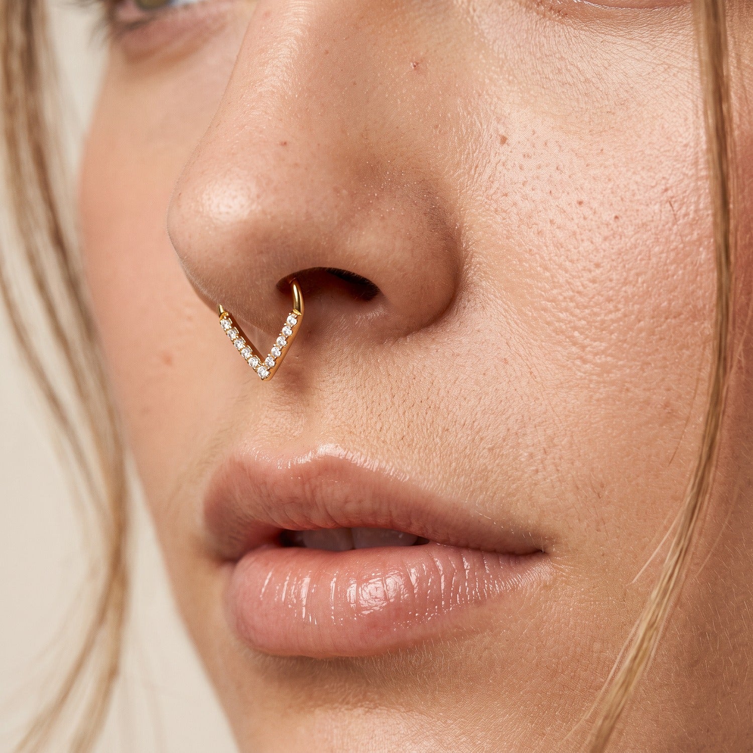 Cleo Septum Piercing gold getragen, V-Form mit Zirkonia