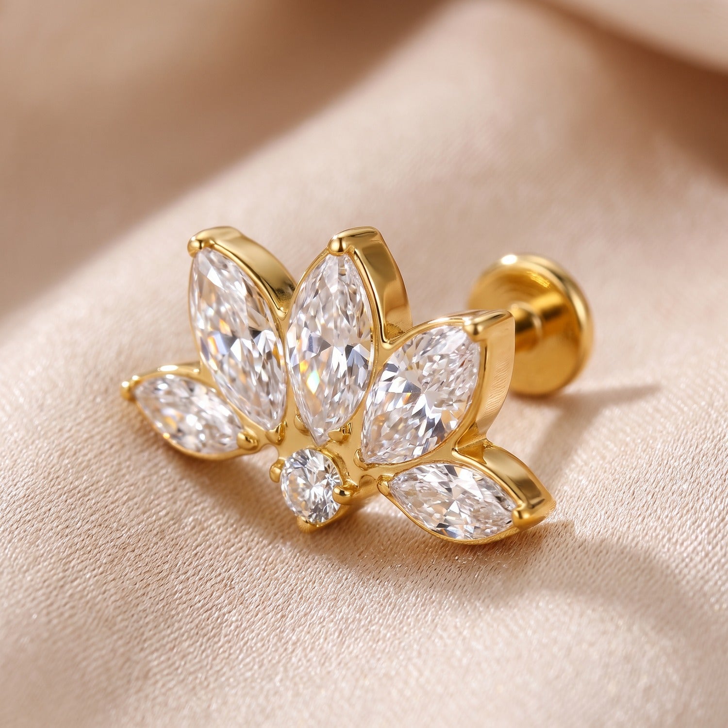 Minaz Piercing Fortuna, Detail-Makro des Lotus Flat-Steckers in Gold mit fuenf Marquise-Zirkonia und Labret-Verschluss