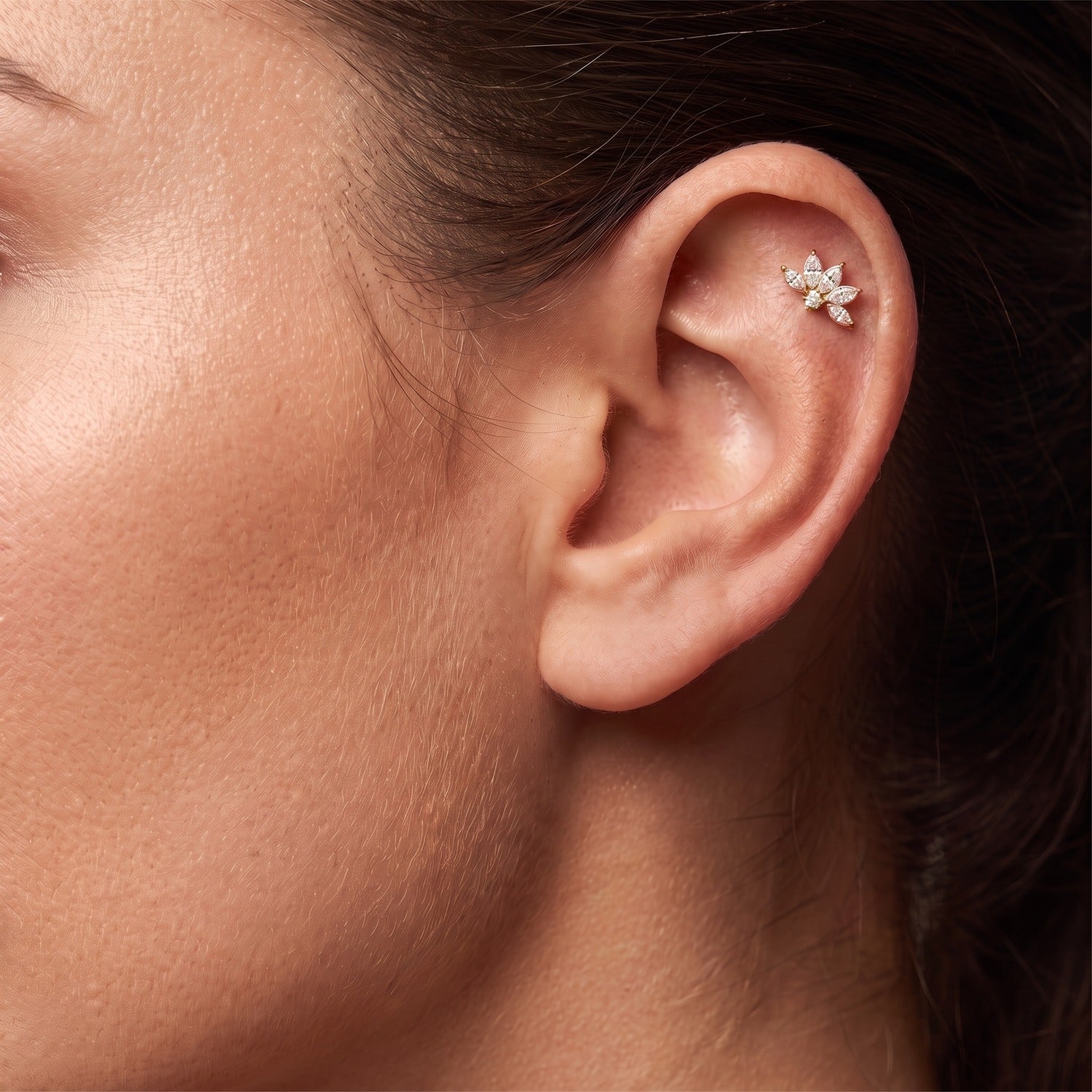 Minaz Piercing Fortuna, Lotus Flat-Stecker in Gold getragen am Helix, zartes Tragebild mit realistischer Groesse