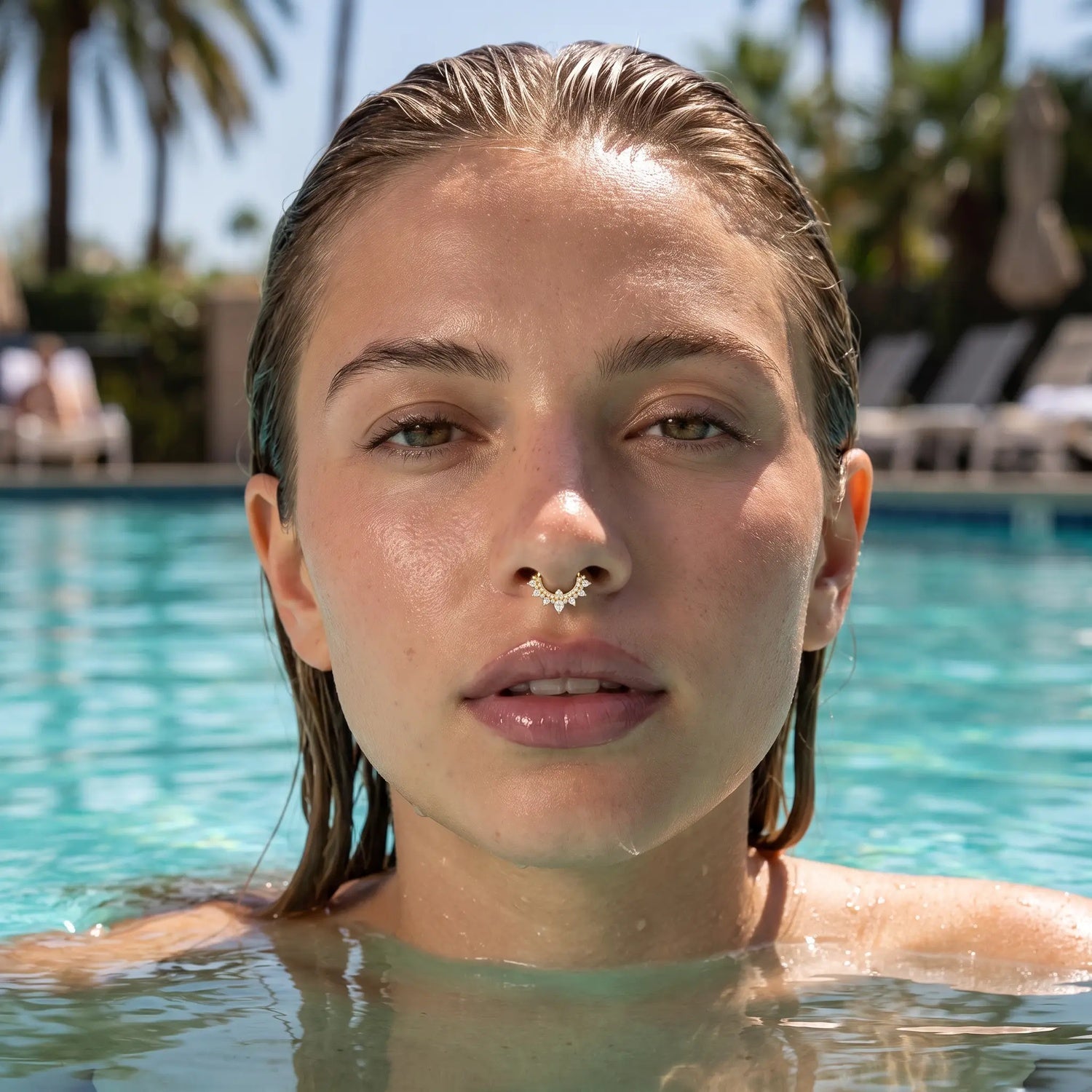 Minaz Piercing Solina Septum Titan Gold wasserfest am Pool getragen, Zirkonia