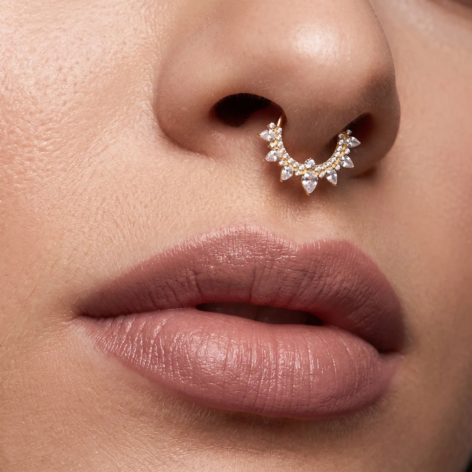 Minaz Piercing Solina Septum Titan Gold getragen, Editorial Beauty Nahaufnahme Nase Lippen, Zirkonia
