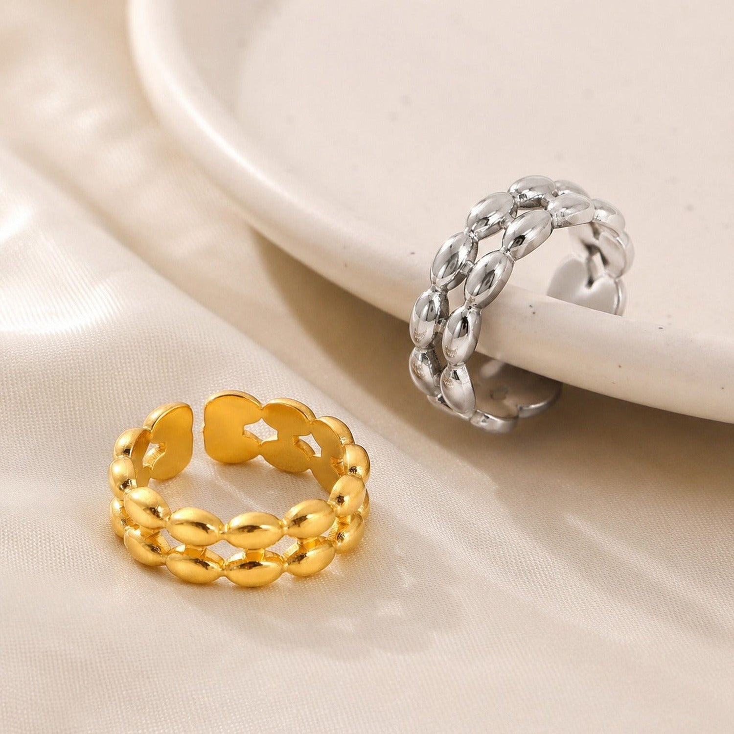 Adriana Ring, Gold und Silber im Vergleich auf Champagner-Satin