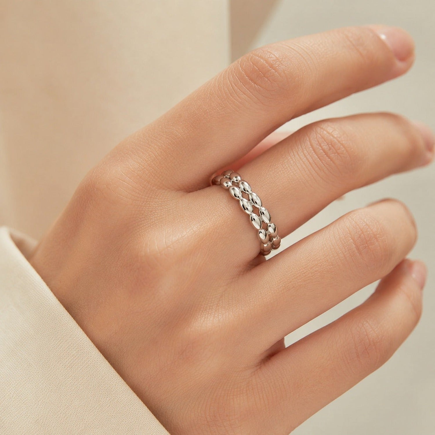 Adriana Ring in Silber am Zeigefinger getragen
