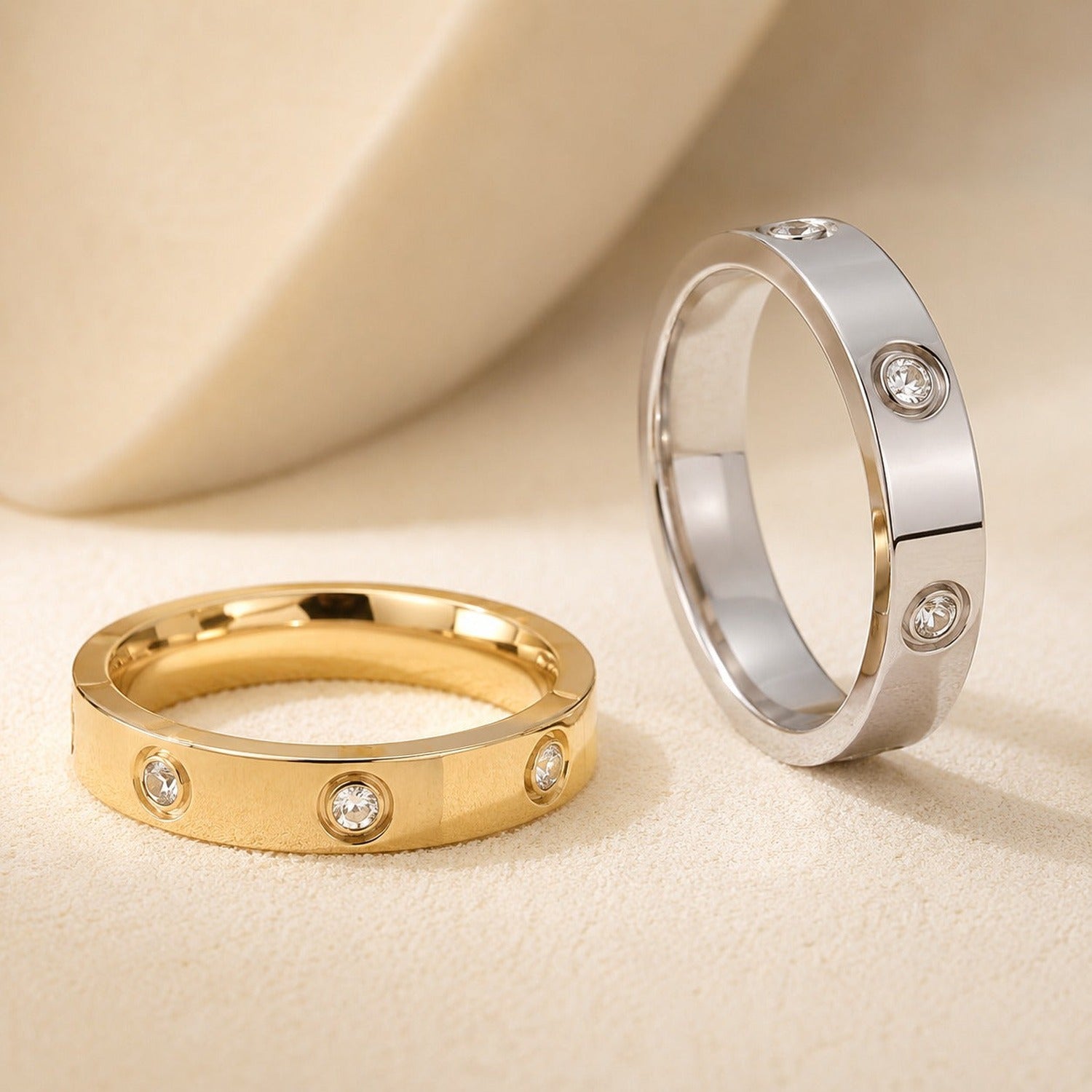 Aisha Ring, Gold und Silber im Vergleich auf Sandstein