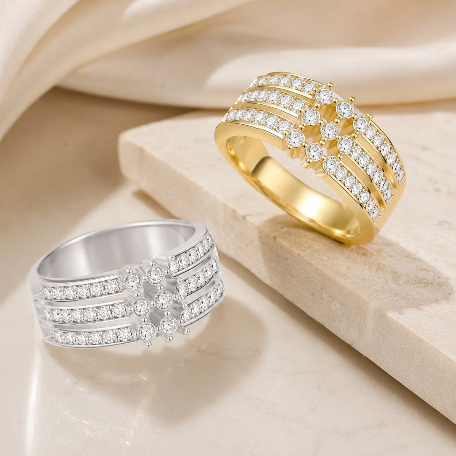 Amina Ring, Silber und Gold im Vergleich auf Beton-Podest