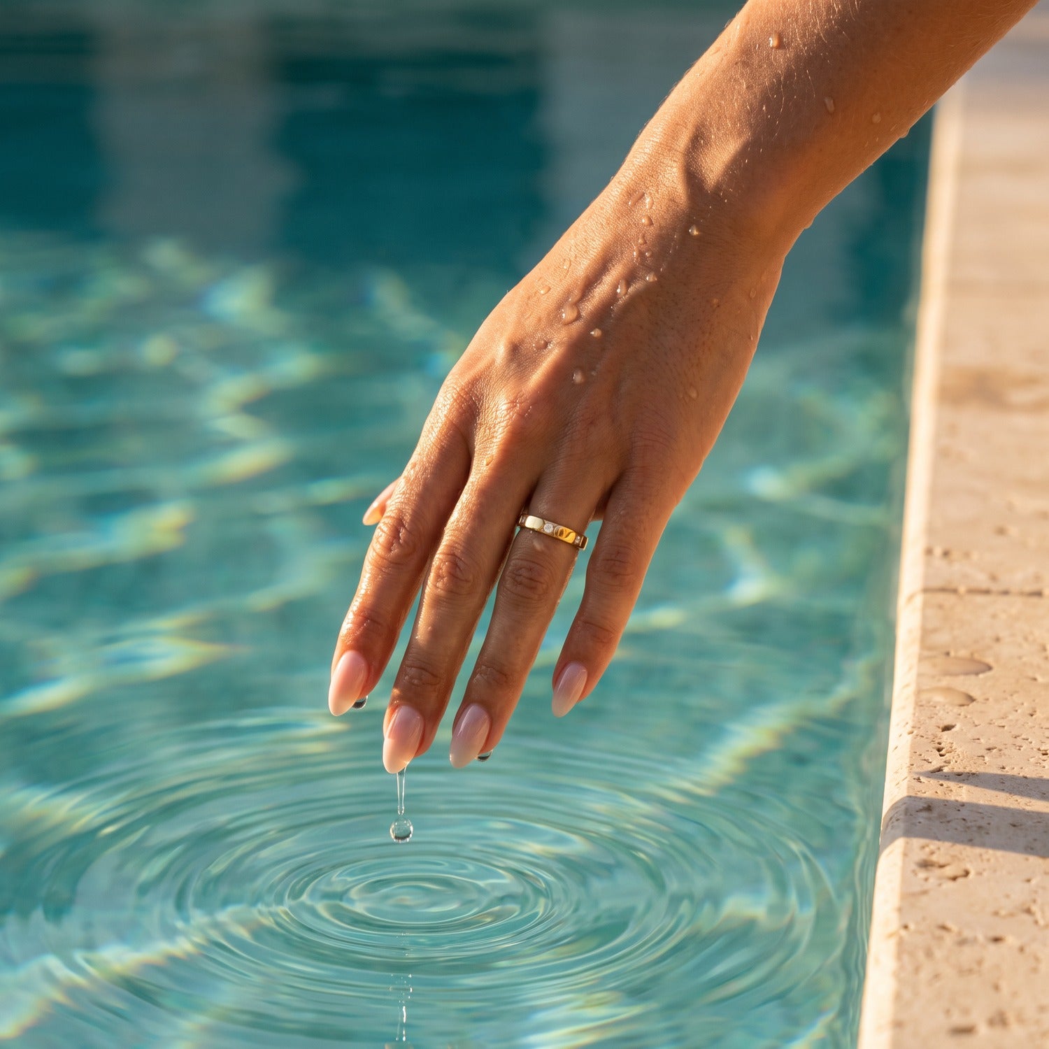 Minaz Kiara Ring Gold am Finger, wasserfest am Pool
