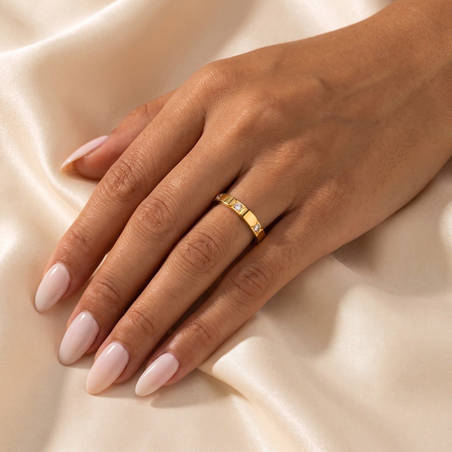 Kiara Ring am Ringfinger getragen