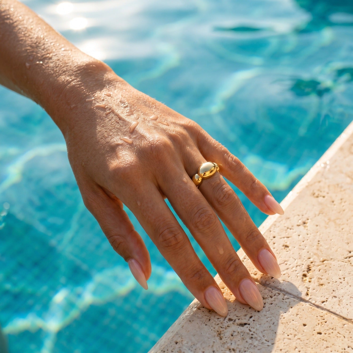 Lani Ring am Pool