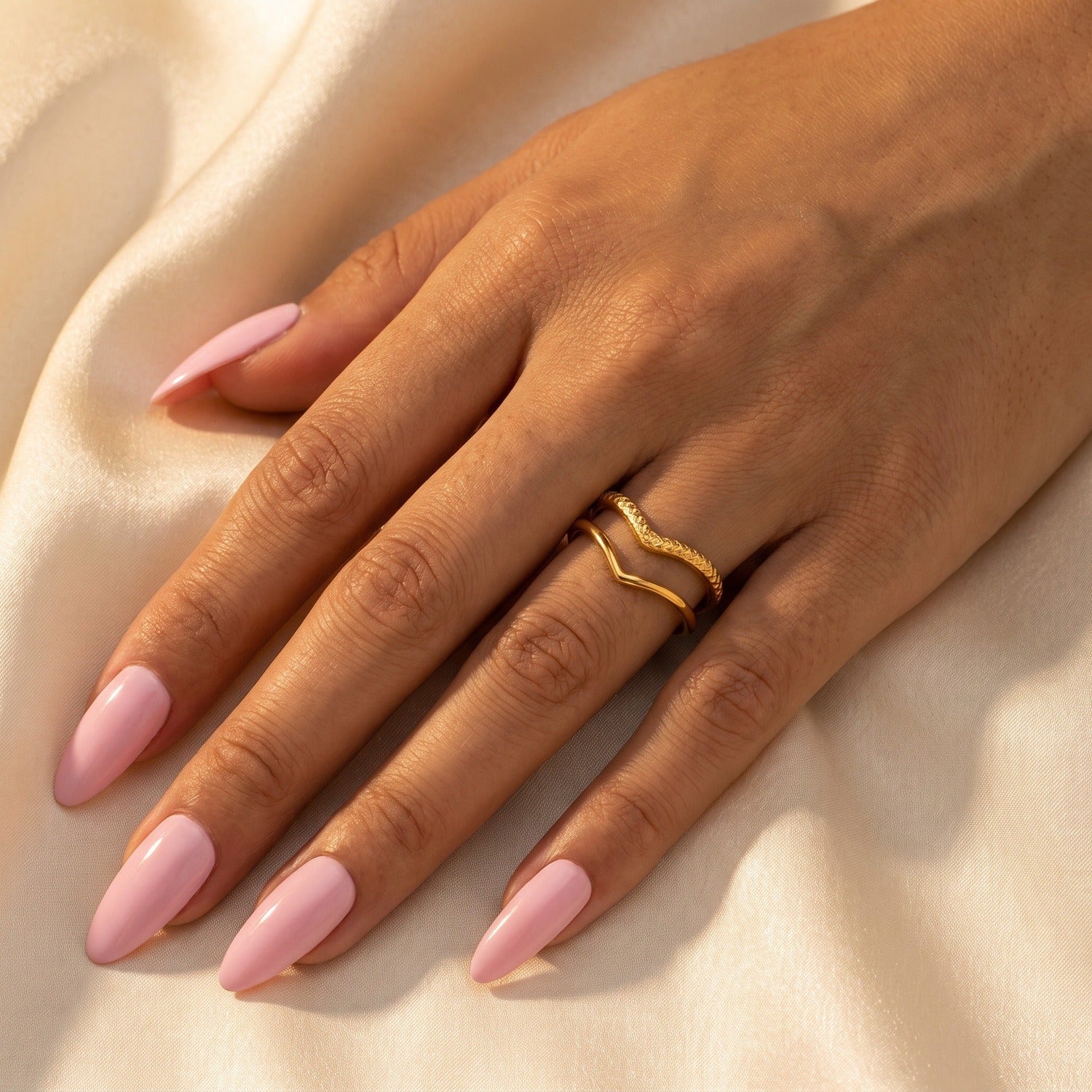 Lidia Ring am Finger getragen