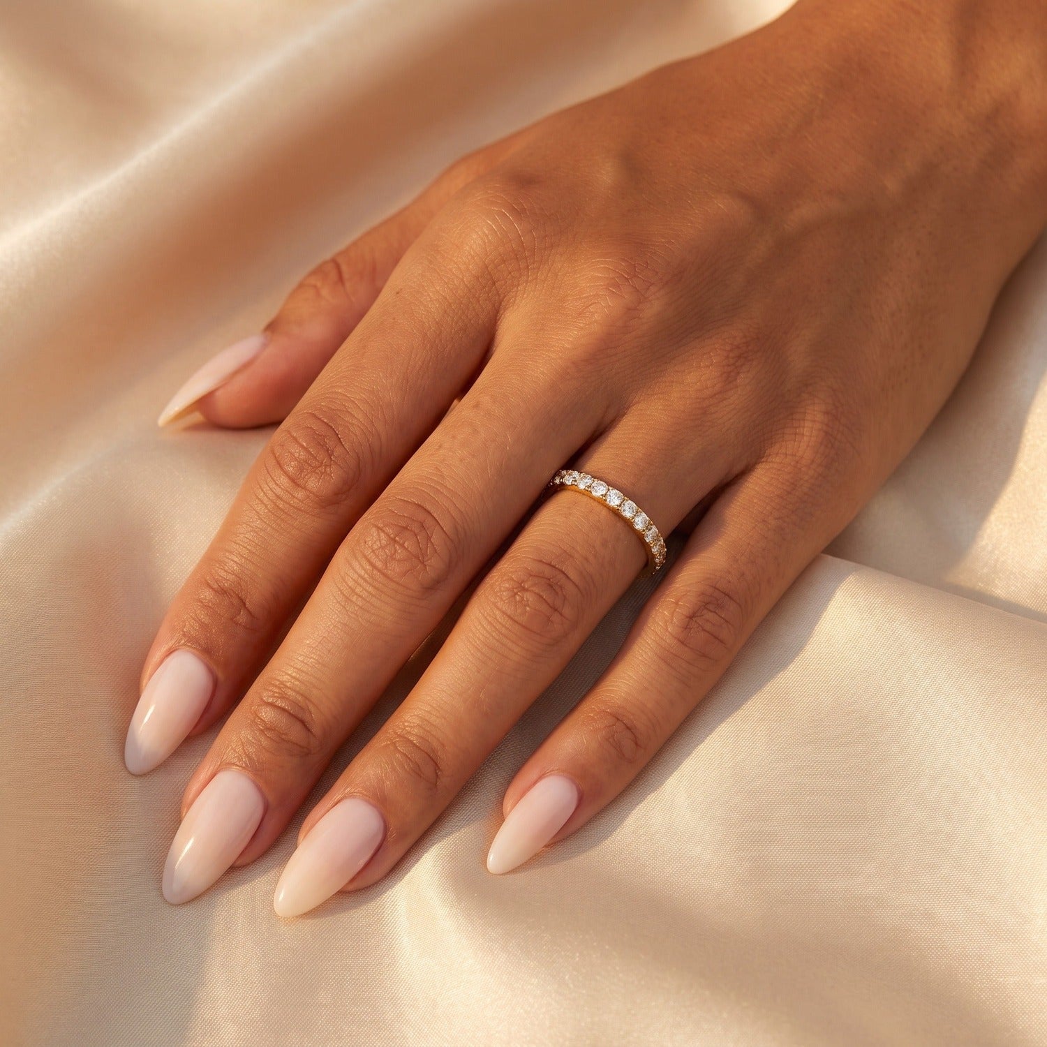 Nastasia Ring am Finger getragen