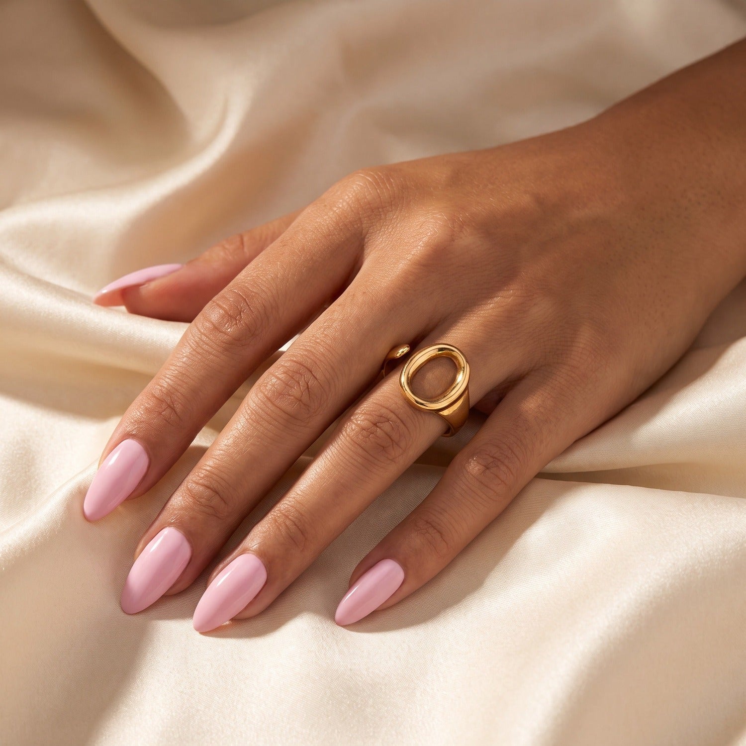 Paige Ring am Finger getragen