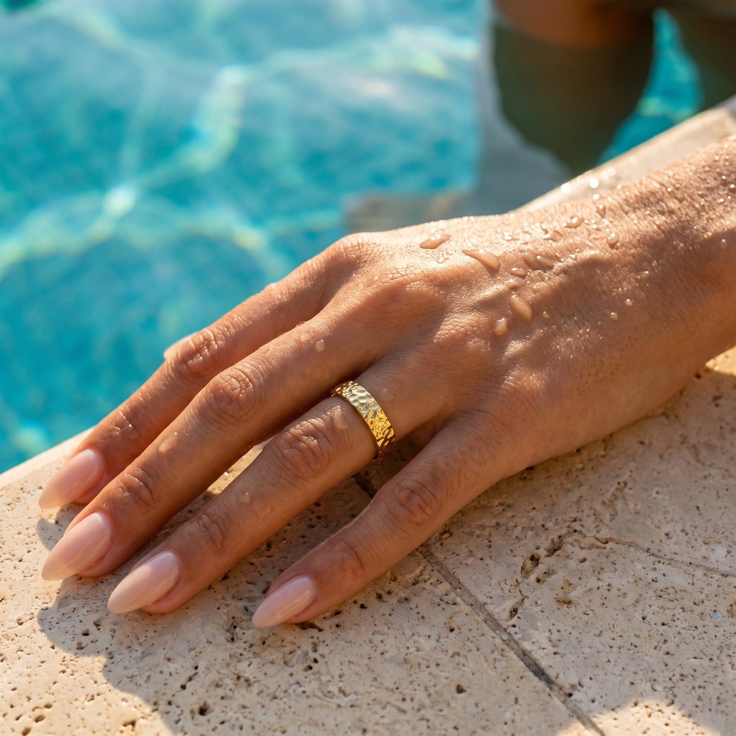 Runa Ring am Pool, wasserfest