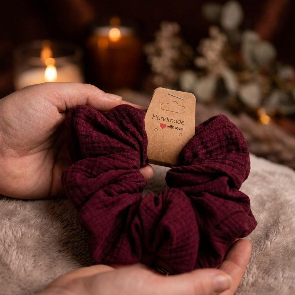 Minaz Scrunchie Asha aus Musselin. Mood-Shot