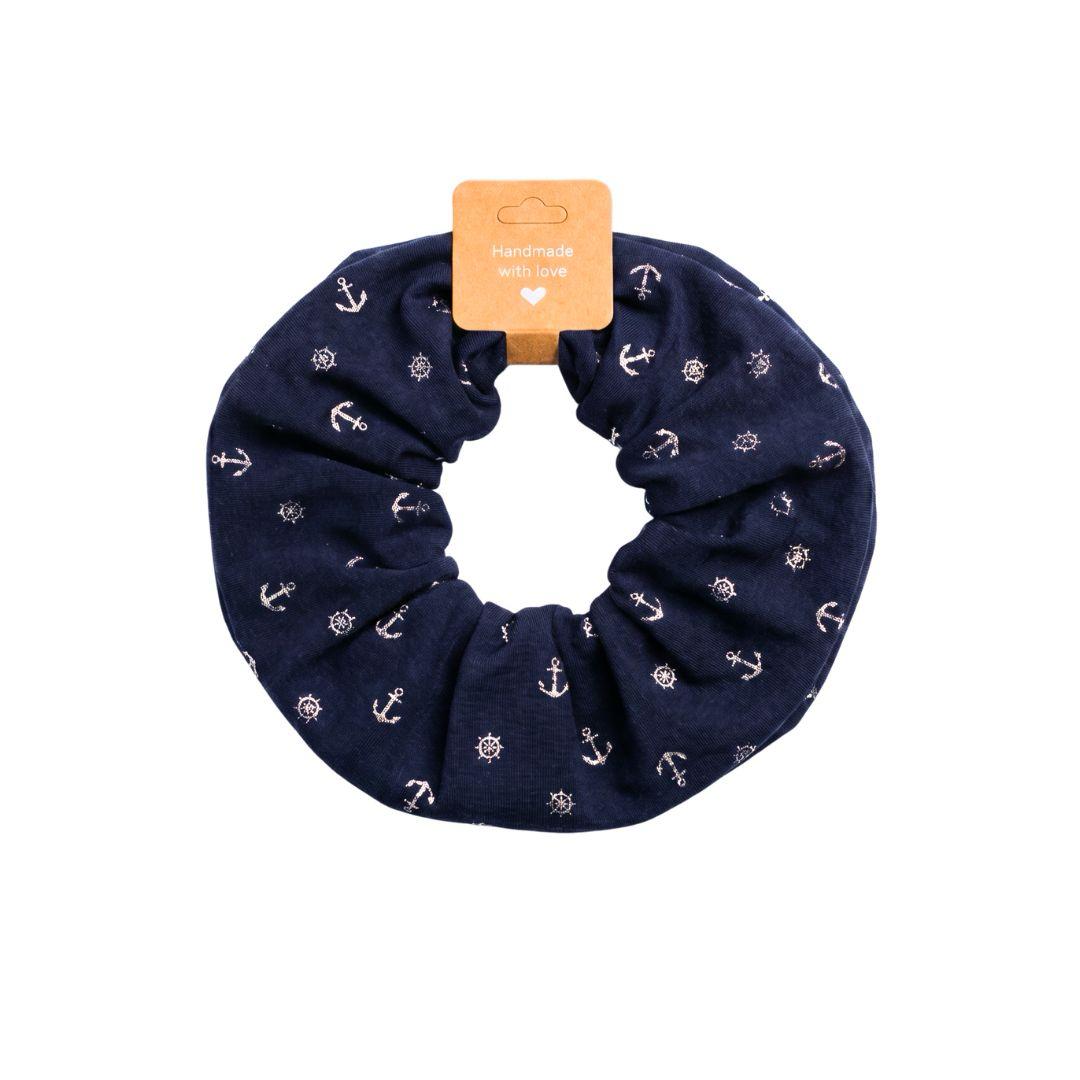 Minaz Scrunchie Calypso aus Stoff mit Anker-Print auf Marineblau. Hauptbild mit Handmade-Tag