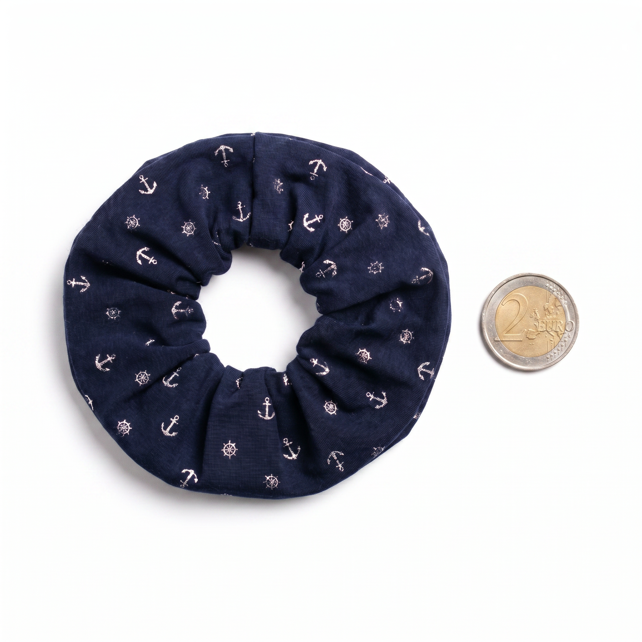 Minaz Scrunchie Calypso aus Stoff mit Anker-Print. Größenvergleich