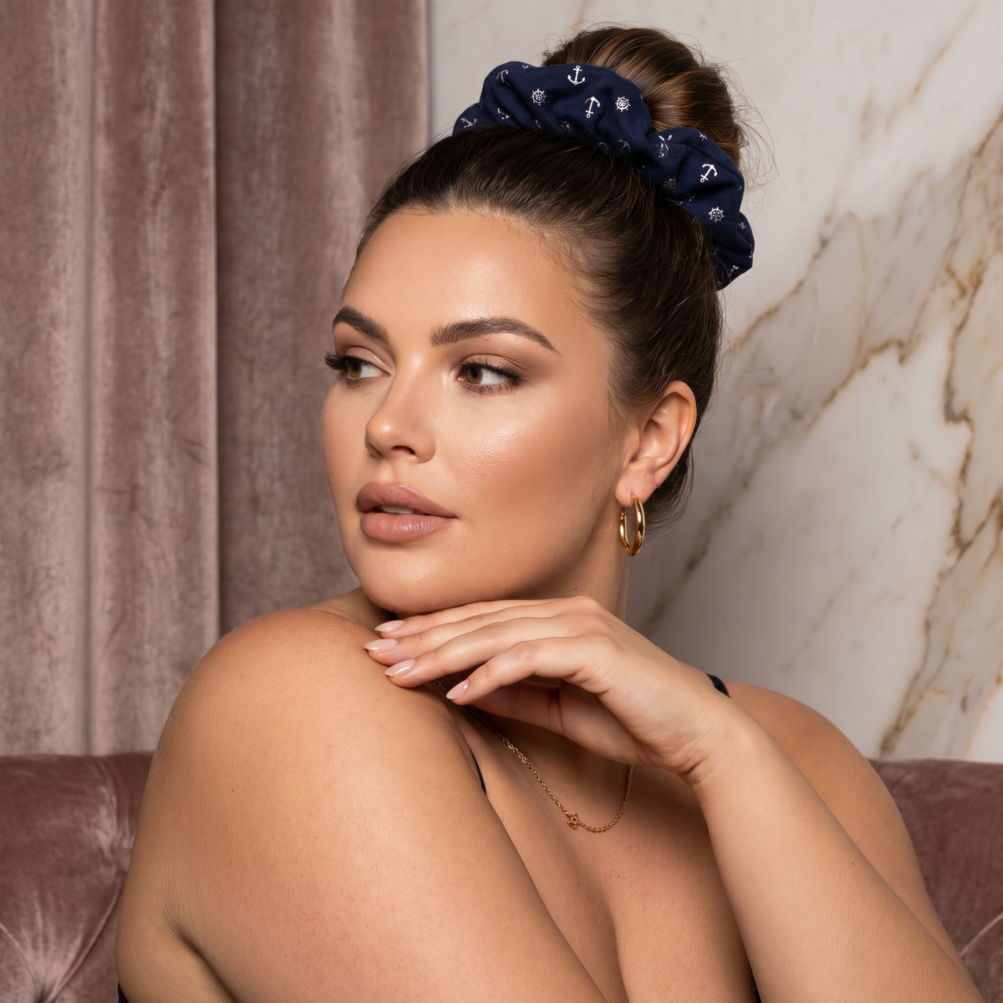Minaz Scrunchie Calypso aus Stoff mit Anker-Print. Editorial Lifestyle mit Schmuck