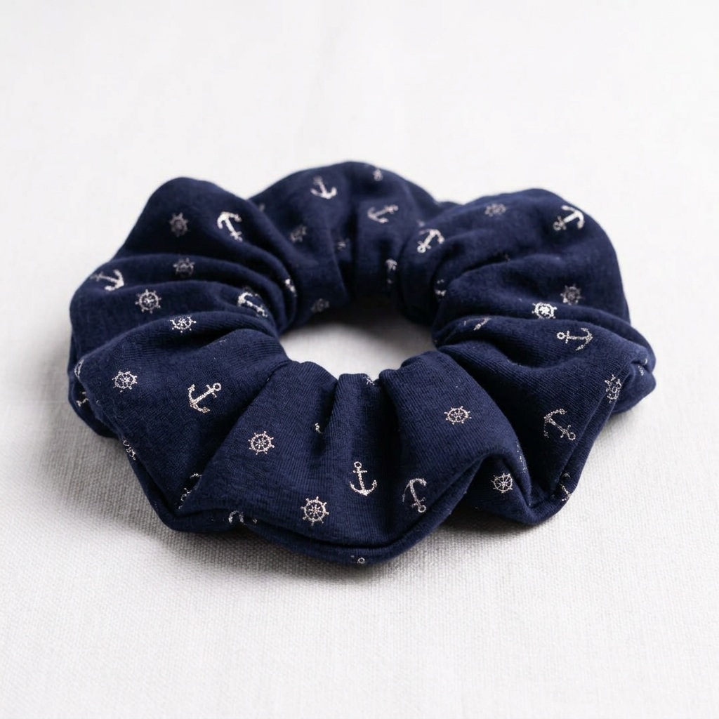 Minaz Scrunchie Calypso aus Stoff mit Anker-Print. Seitenansicht