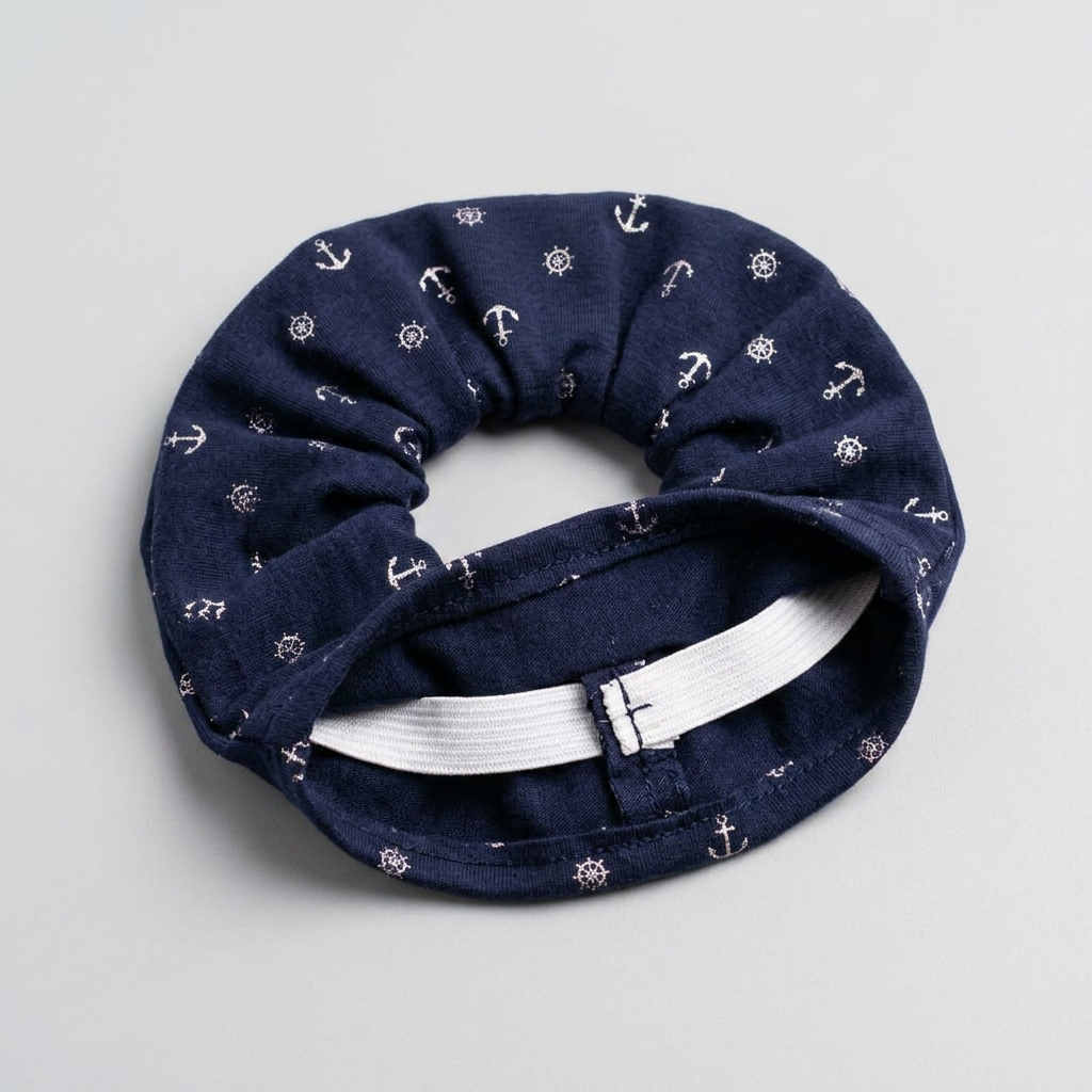Minaz Scrunchie Calypso aus Stoff mit Anker-Print. Verschluss