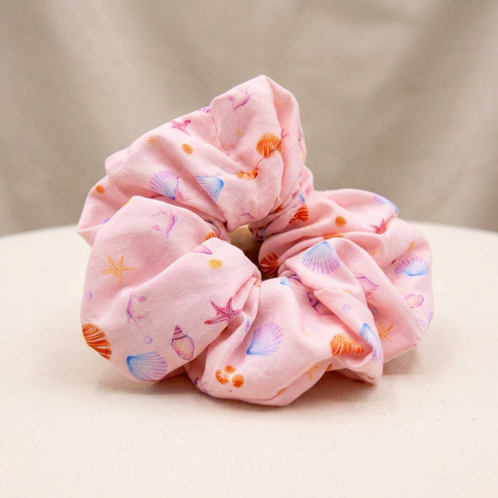 Minaz Scrunchie Marisol aus Sommerstoff. Seitenansicht