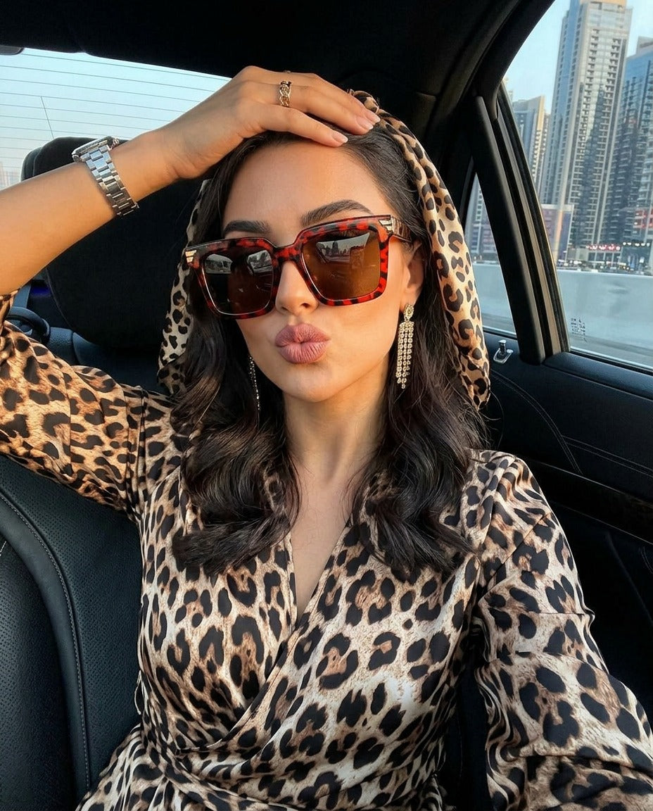 Minaz Sonnenbrille Estelle oversized quadratisch in Tortoise mit braunen Glaesern und goldenen Details getragen