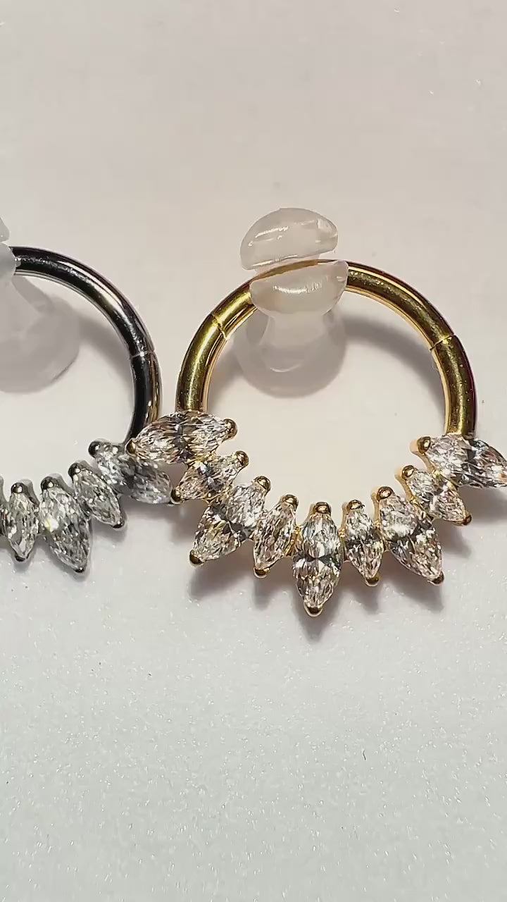 Minaz Piercing Amaya Clicker Septum Titan in Gold und Silber, Produktvideo mit Zirkonia Kroenchen
