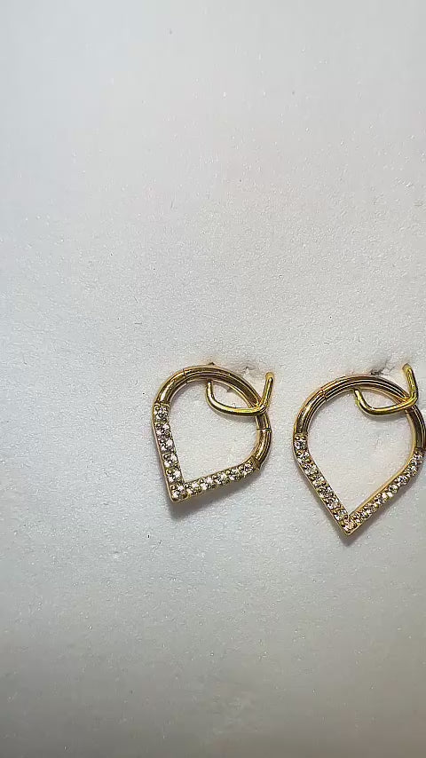 Cleo Septum Piercing Produktvideo, V-Form mit Zirkonia in Gold